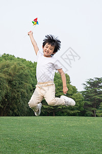 手举风车的小男孩图片