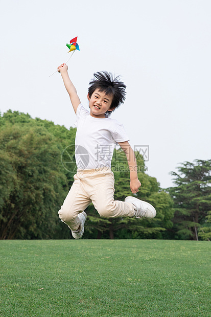 手举风车的小男孩图片