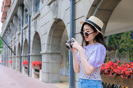 夏日美女旅行拍照图片