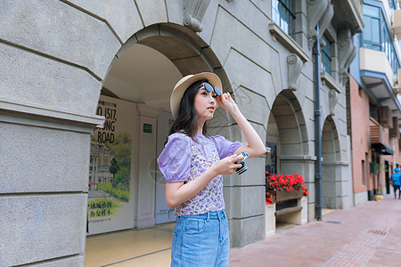 美女旅游度假拿相机拍照图片