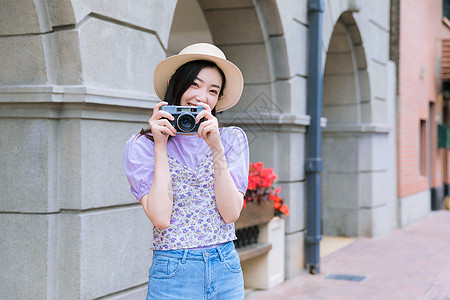 夏日美女旅行拍照图片