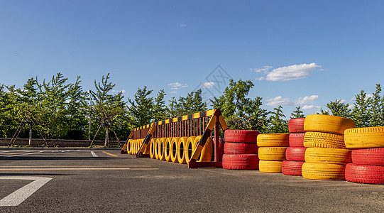 彩色小树栅栏汽车练习场地的彩色轮胎背景