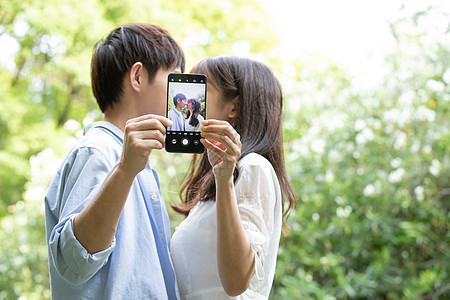 年轻人自拍中国青年情侣公园郊游自拍背景