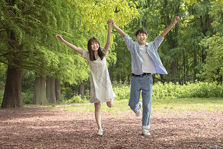 青年情侣公园郊游欢呼图片