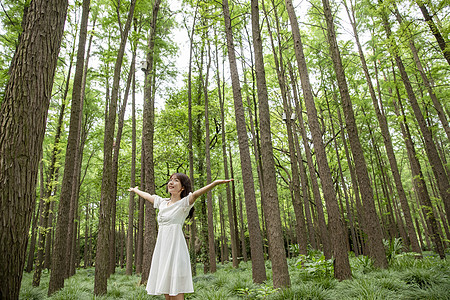 青年女性森林拥抱大自然图片