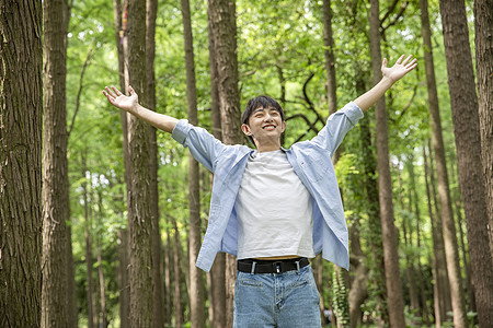 青年男性森林拥抱大自然图片