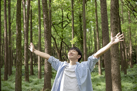 青年男性森林拥抱大自然背景图片