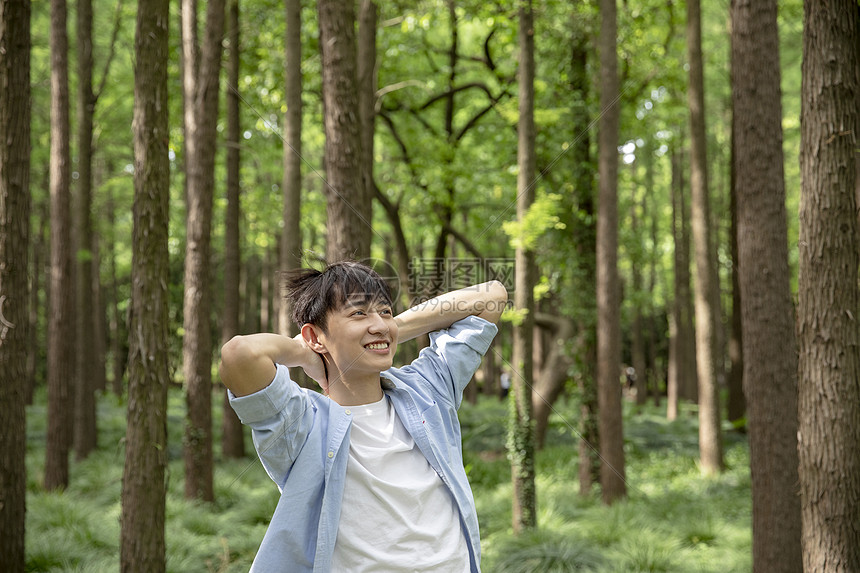青年男性森林拥抱大自然图片