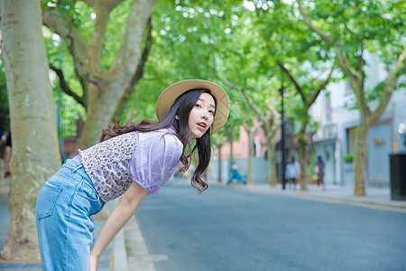 夏日青春美女旅游度假图片