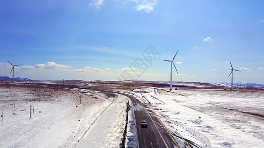 蓝天下的风力发电场道路图片
