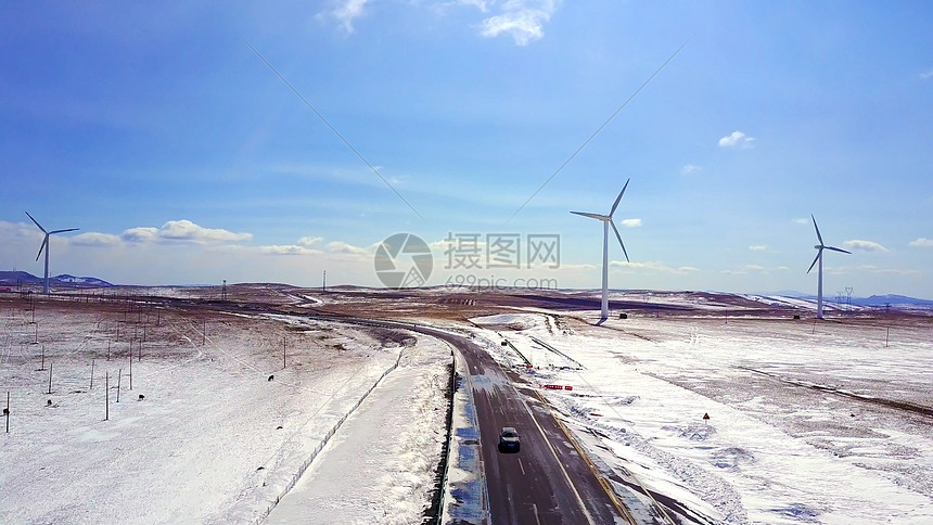 蓝天下的风力发电场道路图片