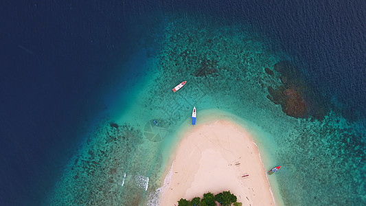 印尼海岛边的游船图片