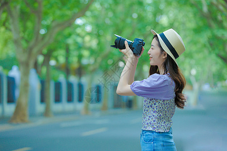 夏日美女旅行拍照图片