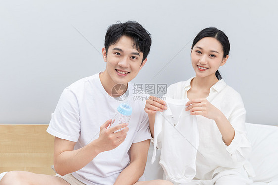 准爸爸准妈妈拿着婴儿玩具图片