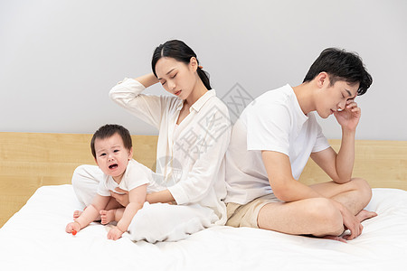 育婴一家三口婴儿哭闹烦躁背景