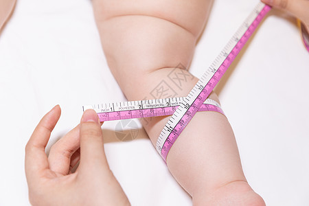 测量婴儿量腿围特写图片