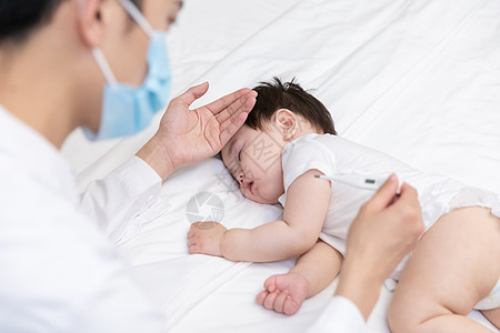 婴儿感冒医生给婴儿检查体温背景