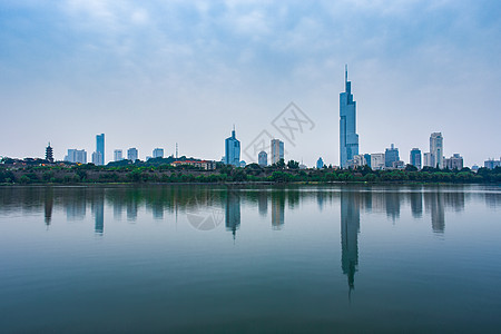 玄武湖畔城市建筑倒影背景图片