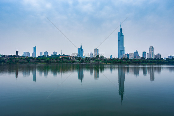 玄武湖畔城市建筑倒影图片