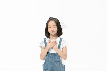 小女孩闭眼祈祷图片