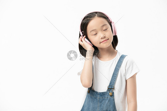 小女孩头戴耳机学习图片