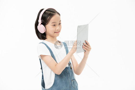 小女孩使用平板电脑图片