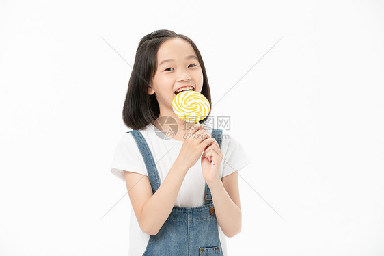 活力短发女孩吃棒棒糖图片