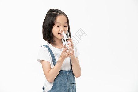 小女孩喝水图片