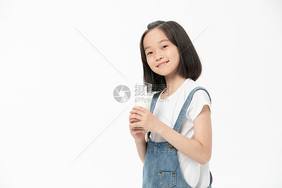小女孩喝水形象图片