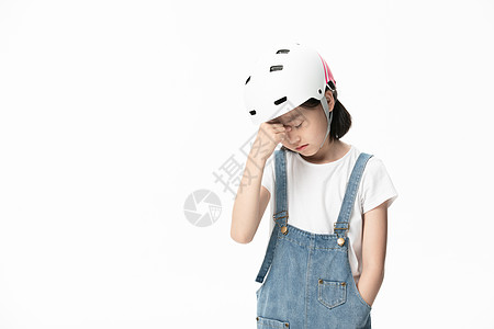 戴头盔小女孩疲劳状态图片