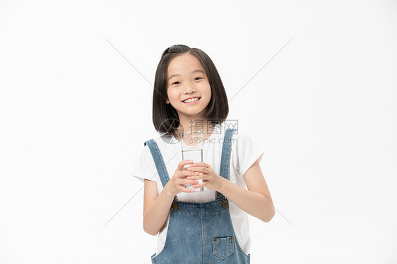 小女孩喝水形象图片