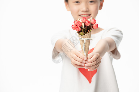 手拿鲜花的孩子小女孩手拿鲜花特写背景