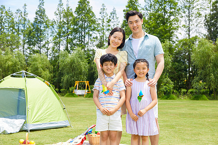 一家四口家庭出游野餐陪伴高清图片素材