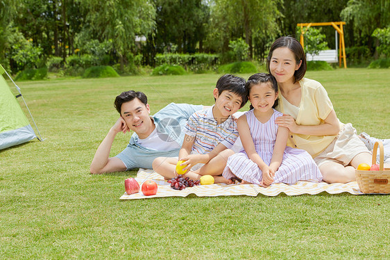 一家人户外野餐图片
