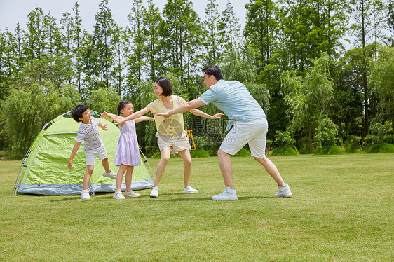 一家人在公园玩游戏图片