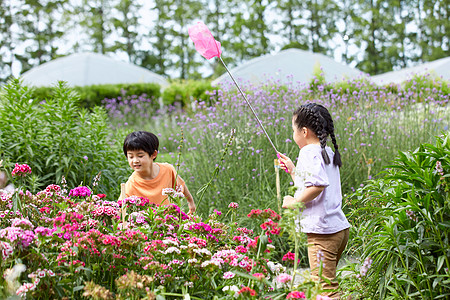千庫网儿童在花丛中捕捉蝴蝶背景