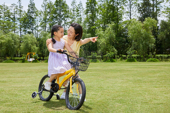 妈妈陪伴女儿骑自行车图片