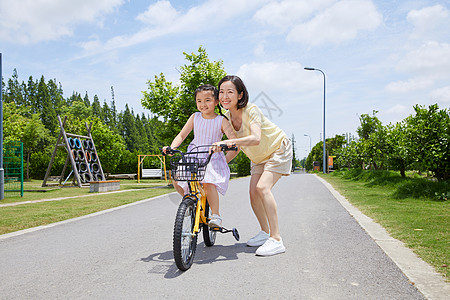 妈妈陪伴女儿骑自行车图片