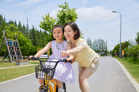 妈妈陪伴女儿骑自行车图片