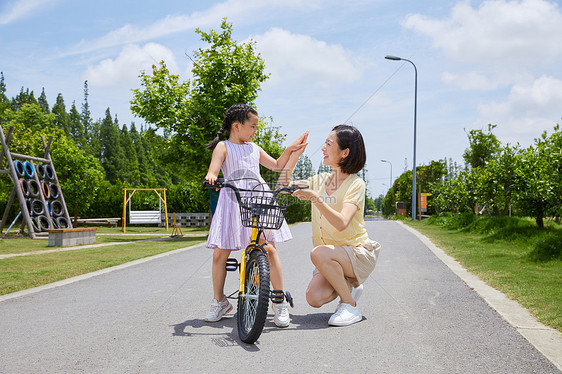 妈妈陪伴女儿骑自行车图片