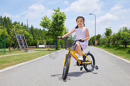 小女孩骑单车图片