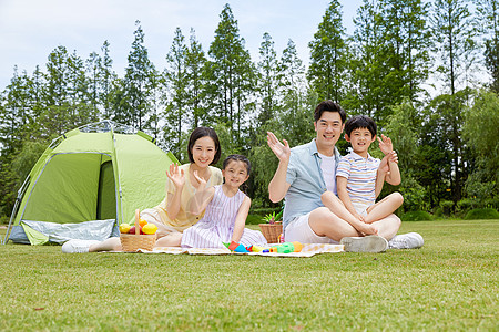 一家四口家庭出游野餐图片