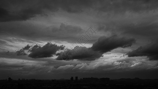 大风蓝色预警乌云密布大雨将至的天空背景