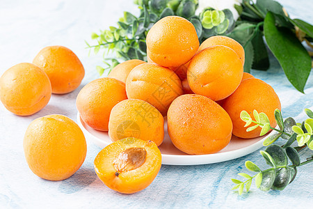 餐桌上摆放的水果杏子图片