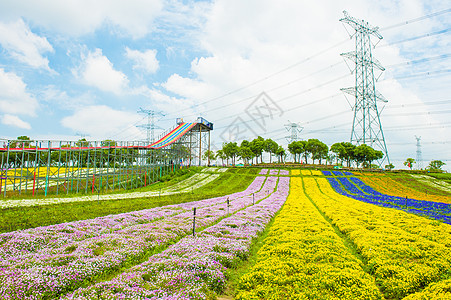 花园内花圃五彩滑道游玩设施图片