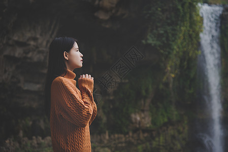 芙蓉镇瀑布下的少女背景图片