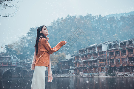 雪中少女凤凰古城的美女背景
