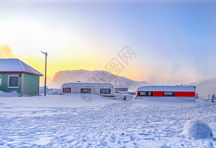 俄罗斯雪地房车露营图片