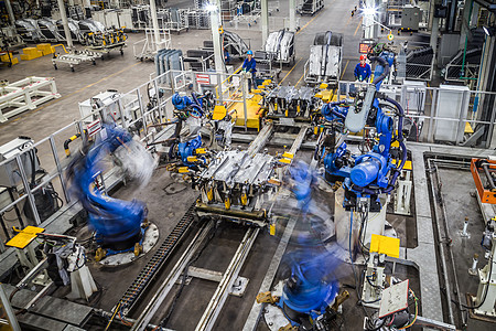 汽车生产车间机器人在焊接高清图片