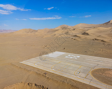 航拍沙漠机场图片